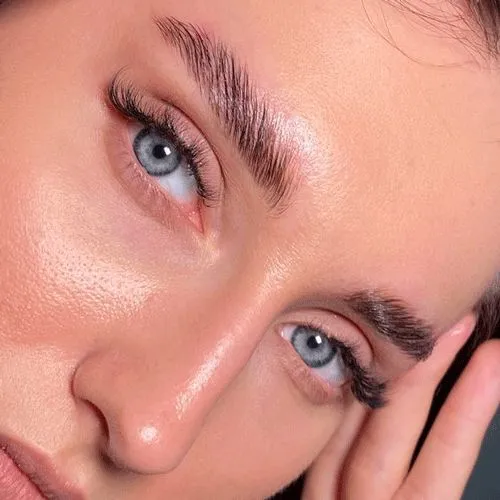 Brow Lift et architecture du sourcil pour un regard ouvert.