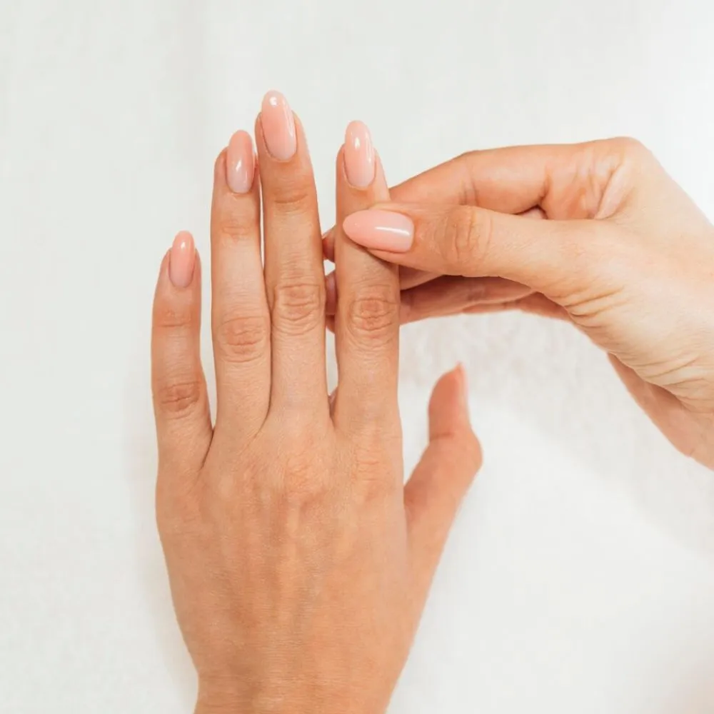 Pose de capsules américaines Gel X pour rallonger les ongles.