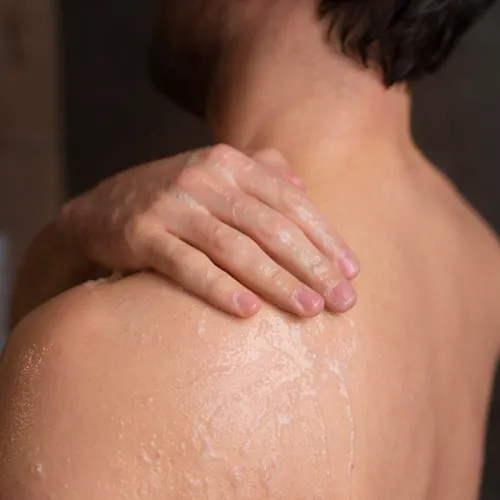 Épilation dos homme à la cire résultat propre.