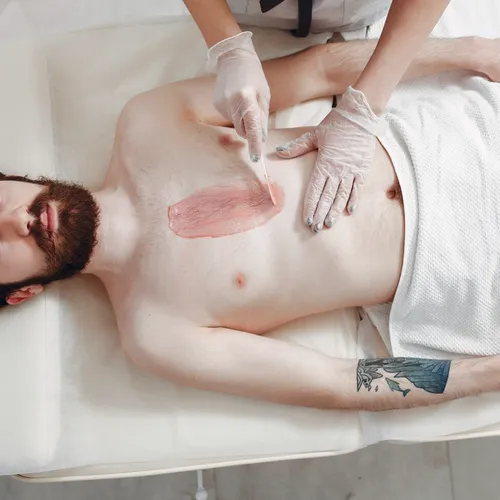 Épilation torse homme définition musculaire.