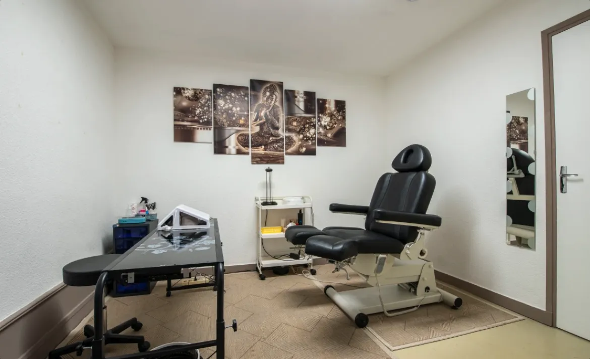 Cabine spécialisée pour l'épilation définitive lumière pulsée (IPL)