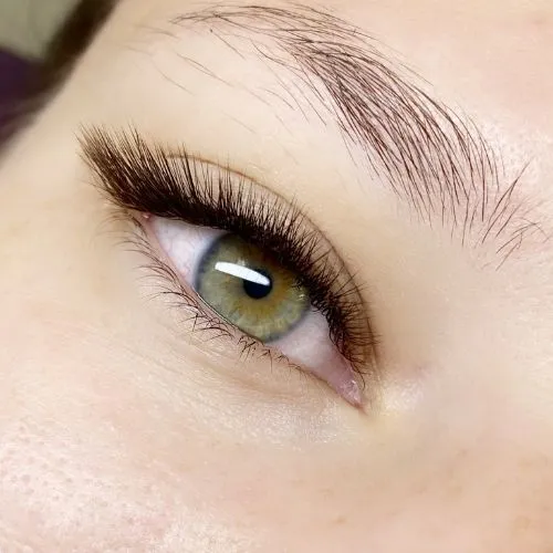 Pose mixte extension de cils effet Fox Eye oeil de biche.