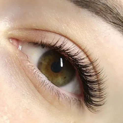 Extension de cils naturel cil à cil effet maquillé.