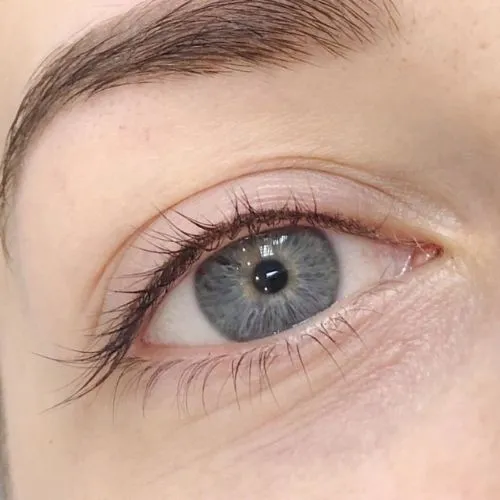 Dermo-pigmentation ras de cils pour intensifier le regard naturellement.