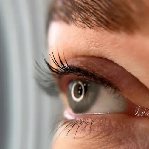 Résultat rehaussement de cils naturel sans mascara.