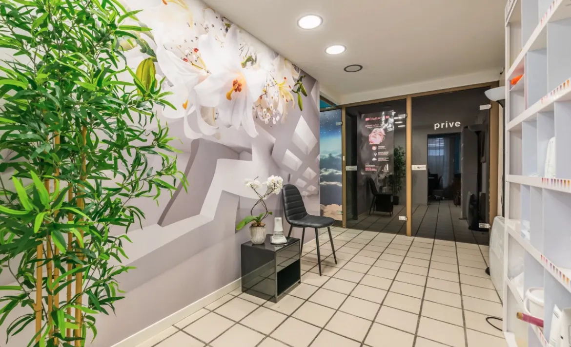 Intérieur moderne et chaleureux de votre salon esthétique