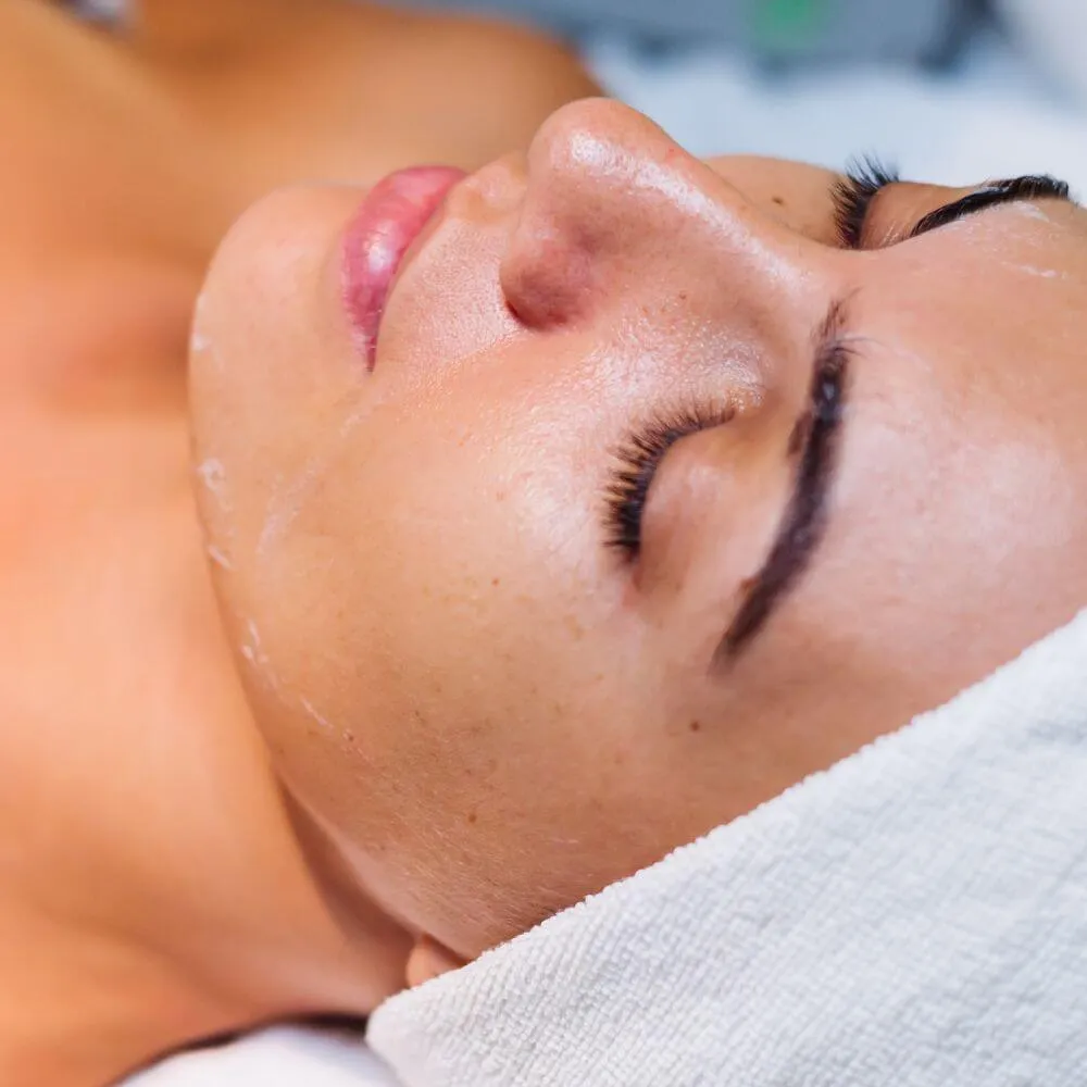 Soin visage nettoyant et peeling Rose de Mer à Issoire.