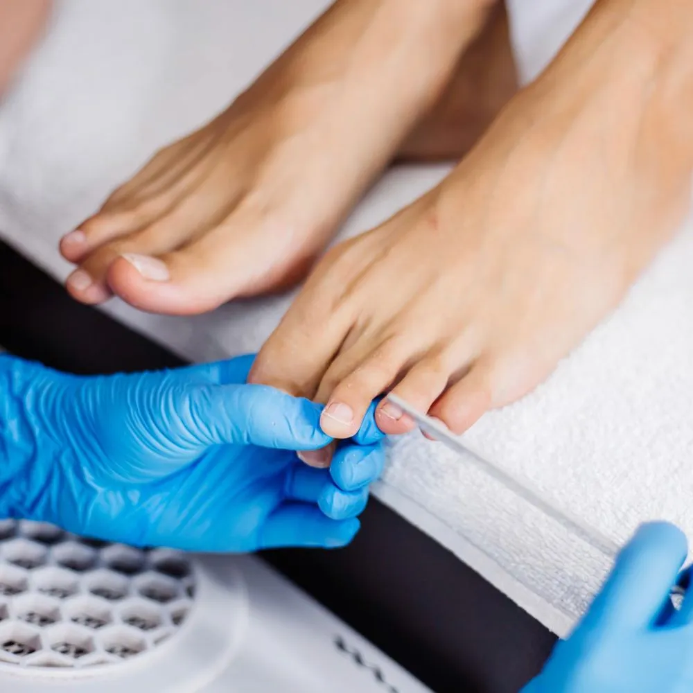 Nettoyage cuticules et ongles pieds sans vernis.