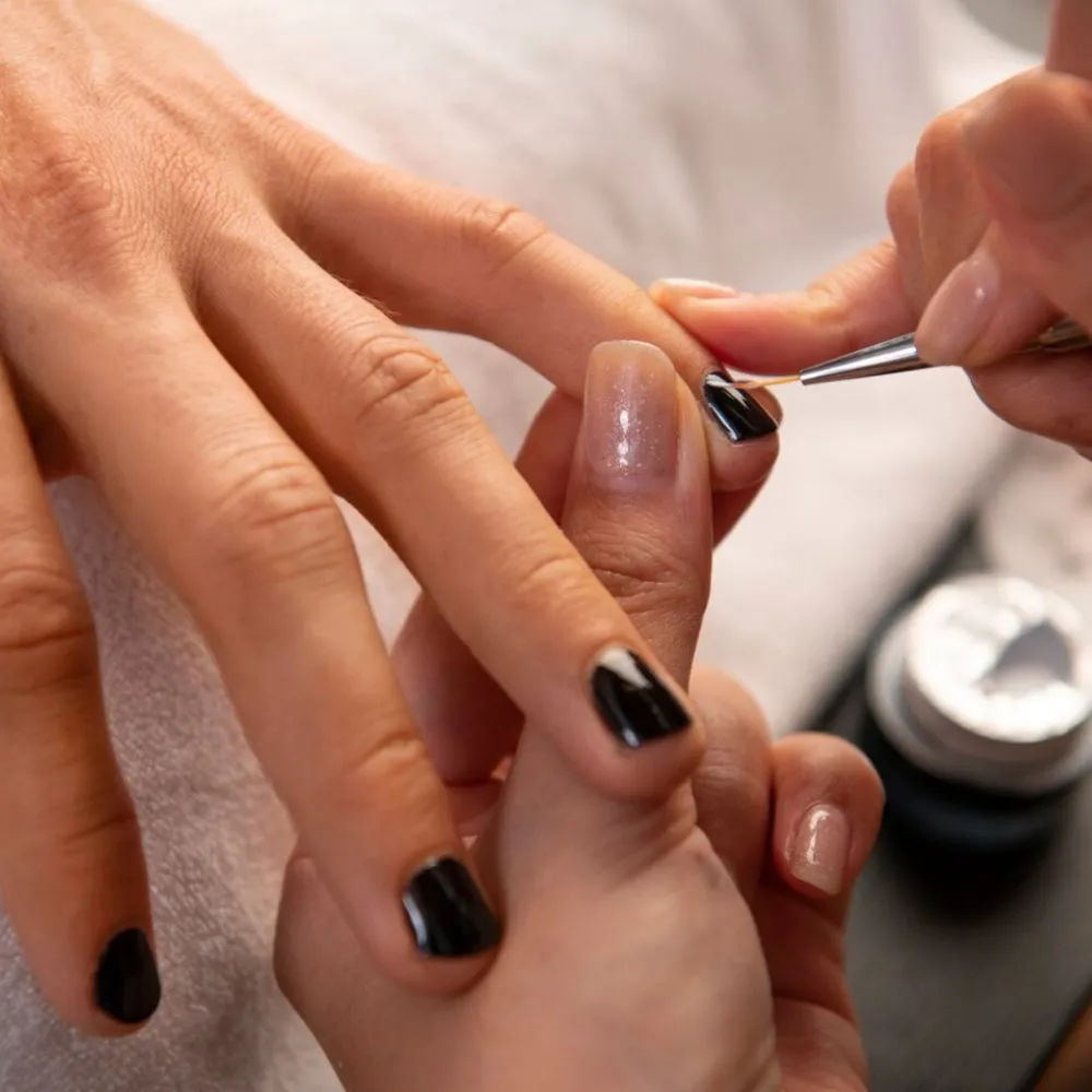 Pose de vernis semi-permanent renforcé tenue 4 semaines.